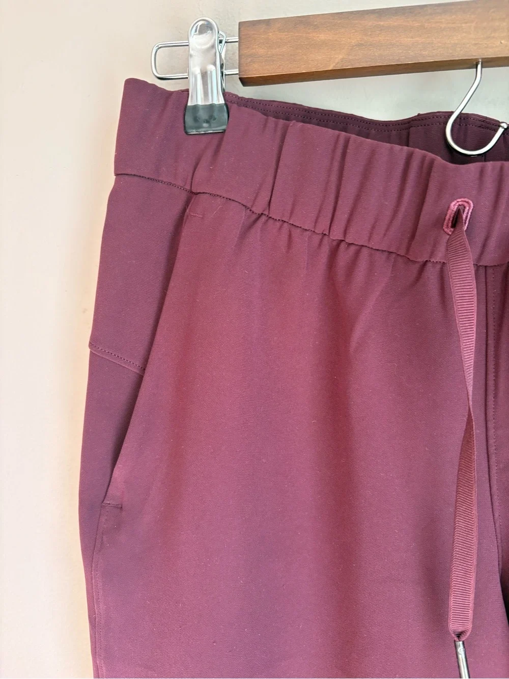 Lululemon Women’s Joggers Maroon Size 6 - Picture 3 of 8